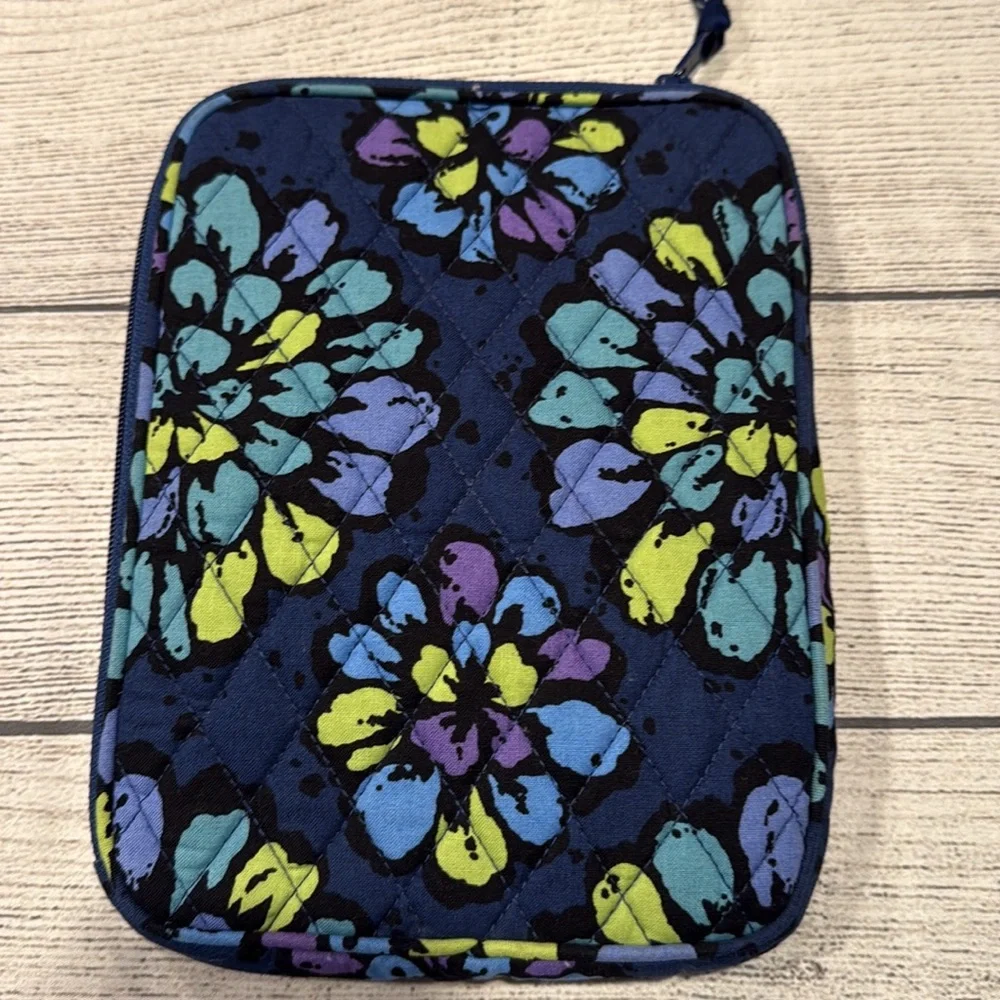 Vera Bradley zippered tablet/e-reader sleeve pouch - Picture 5 of 10